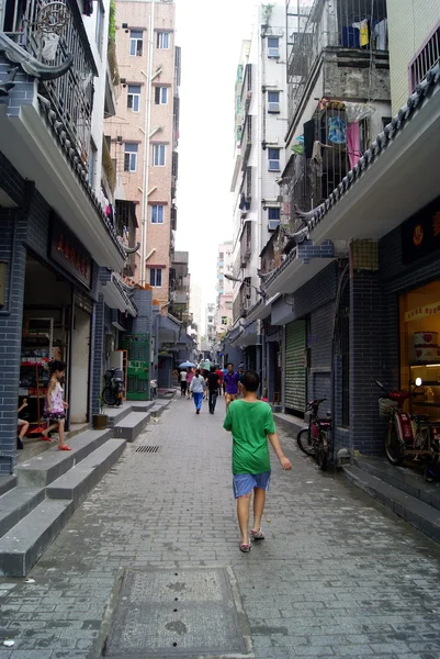狭い通り、nan tou 市、中国の深セン — ストック写真