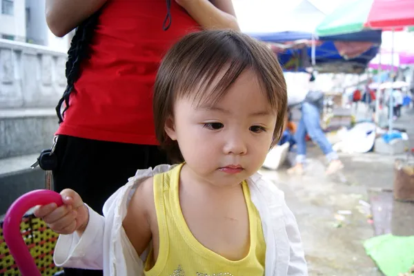 In the farmer 's market shopping little girl — стоковое фото