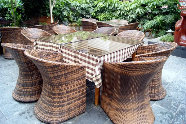 Tisch und Stuhl im Restaurant lizenzfreie Stockfotos