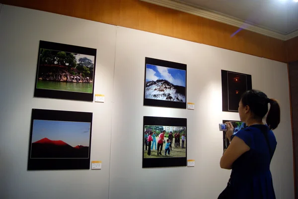 Baoan binhai escola primária realizada em professores e alunos de arte, caligrafia e fotografia exhibition.shShenzhen, china . — Fotografia de Stock