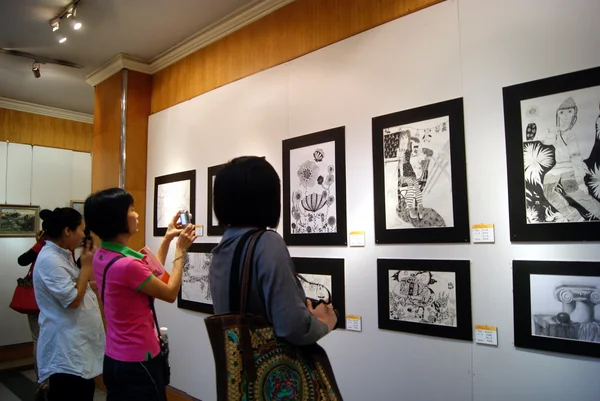 Baoan binhai İlköğretim Okulu öğretmen ve öğrencileri sanatı, Hat sanatı ve Fotoğrafçılık exhibition.shenzhen,china düzenlenen. — Stok fotoğraf