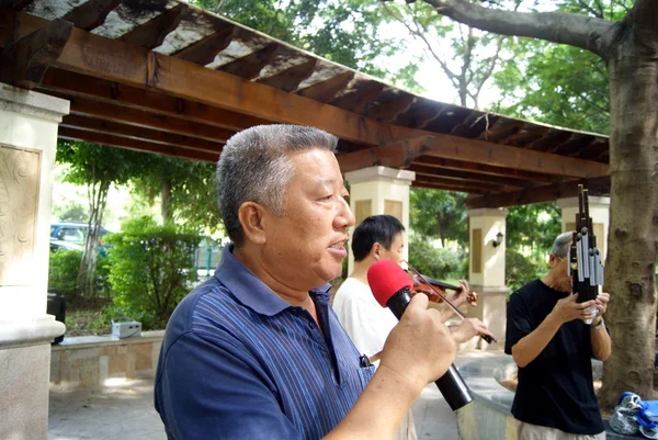 Shenzhen Çin: yaşlı adam şarkı içinde