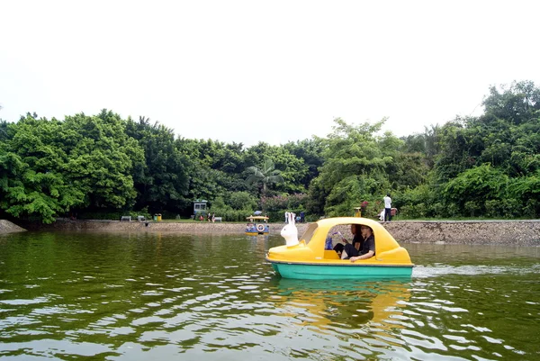 Canottaggio nel lago gioco, Shenzhen, Cina — Foto Stock