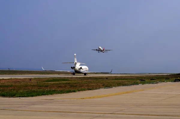 Departing aircraft at the airport — Stock Photo, Image