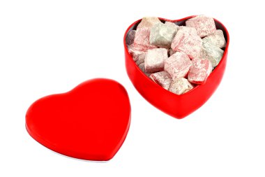 Türk lokumu izole kırmızı kalp şeklinde kutu