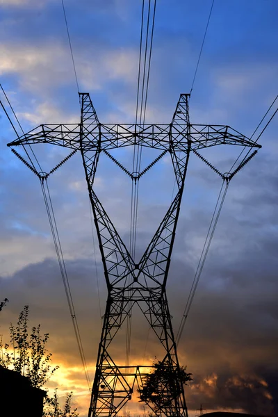 Yüksek gerilim elektrik kuleleri doğrultusunda — Stok fotoğraf