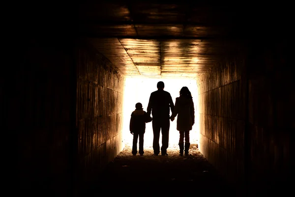 터널에서 손을 잡고 가족 스톡 사진