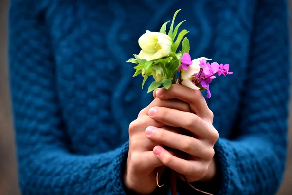 Flicka hand ger blommor — Stockfoto