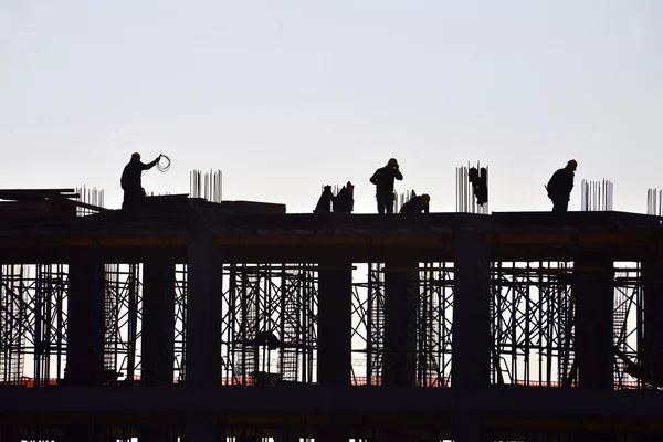 Силуэт рабочего и строительного строительства — стоковое фото