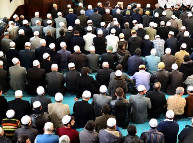 saf Müslümanları camide namaz için
