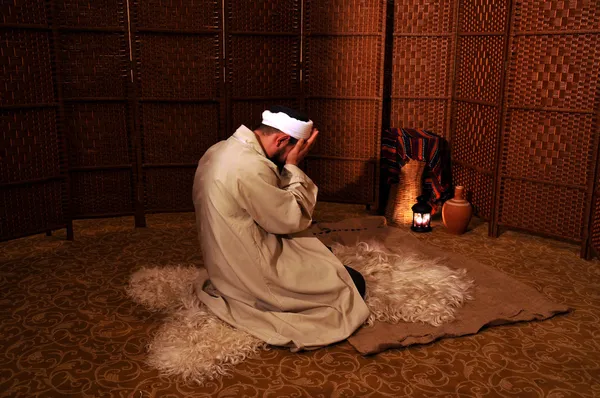 Muslim rezando mãos fora de seu rosto — Fotografia de Stock