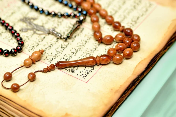 Muslim rosary beads on the Holy Quran — Stock Photo, Image