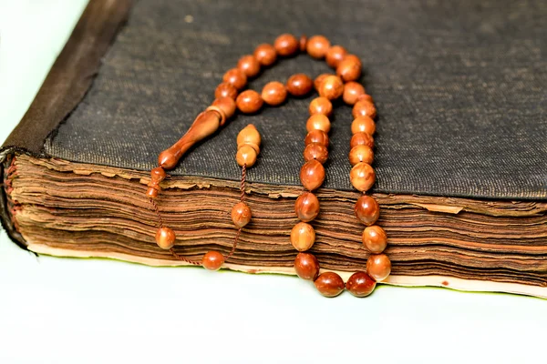 Muslim rosary on the koran — Stock Photo, Image