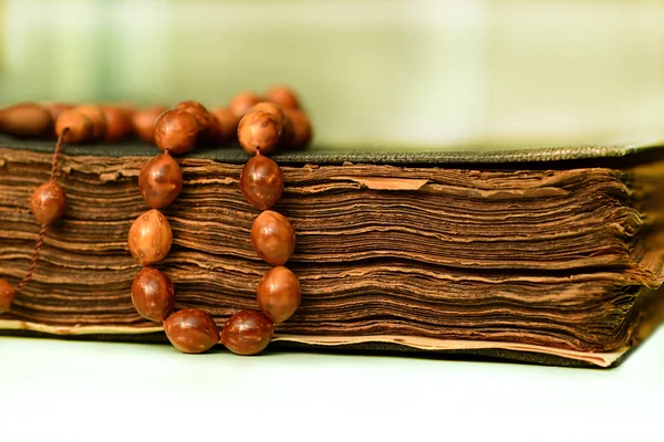 Muslim rosary on the koran — Stock Photo, Image