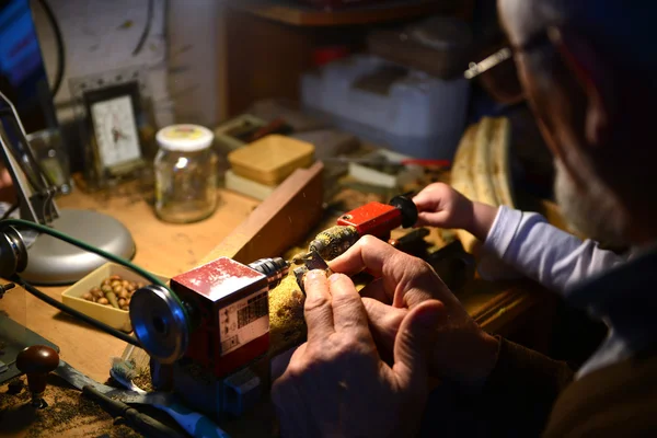 Elderly who hand-made beads — Stock Photo, Image