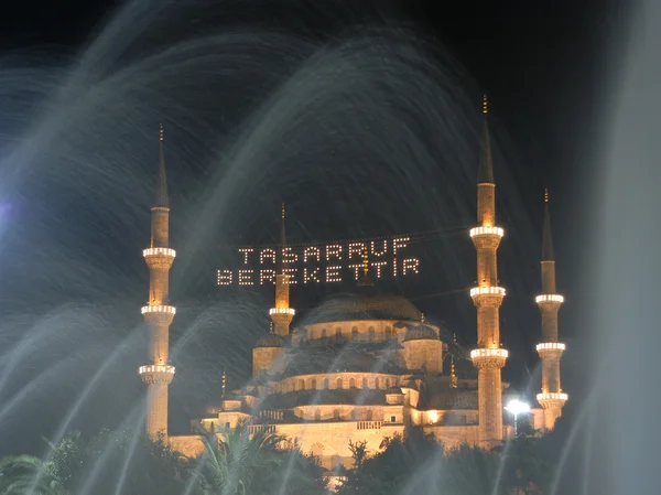 "saving blessing" lettering hanging on Blue Mosque's mahya in Is — Stock Photo, Image