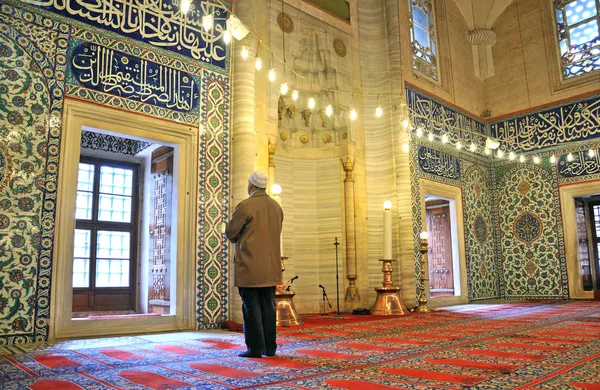 Lidé se modlí v mešitě — Stock fotografie
