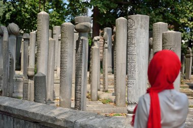 İslami eski mezar taşı mezarlık ve kadınlarda