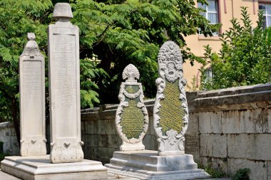 İslami eski tombstone, ağaçların arasındaki