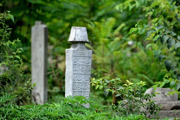 Pedra tumular velha islâmica no campo — Fotografia de Stock