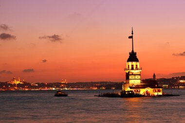 Kız Kulesi görünümü geceleri. Istanbul Türkiye