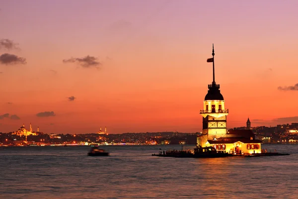 Vista para a Torre da Donzela à noite. Istambul Turquia Imagem De Stock