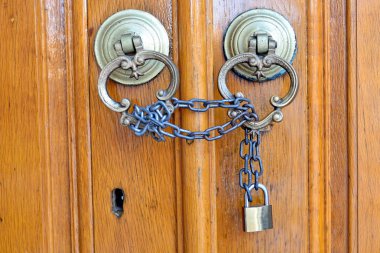 eski kapı kolu ve kapıyı zincirle kilitlenmiş