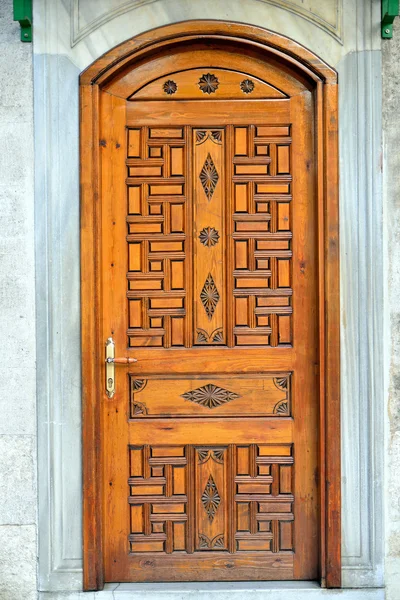 Porta de madeira histórica velha — Fotografia de Stock