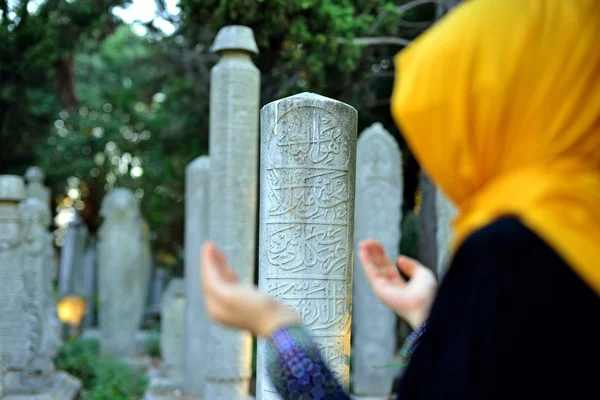 Antica lapide islamica in un cimitero e donne — Foto Stock