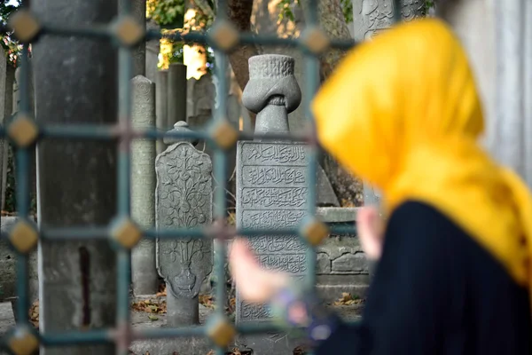 Antica lapide islamica in un cimitero e donne — Foto Stock
