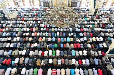 saf Müslümanları camide namaz için