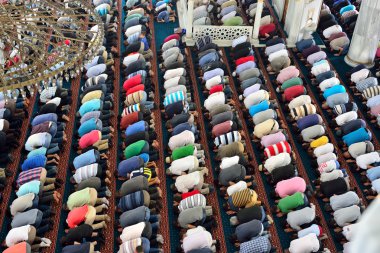 saf Müslümanları camide namaz için