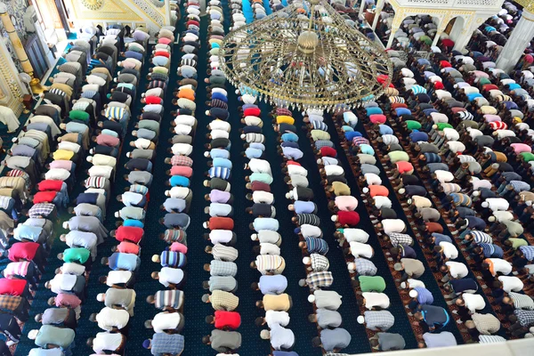 Muslime in der Moschee zum Gebet waren rein — Stockfoto