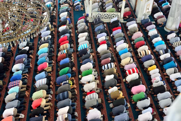 Muslime in der Moschee zum Gebet waren rein — Stockfoto