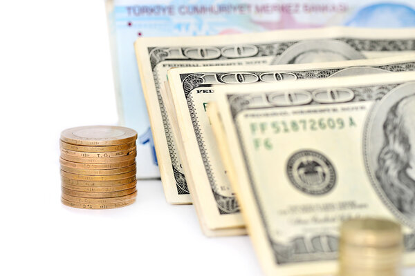 Турецкие монеты и банкноты на белом фоне
