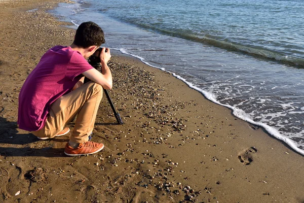 年轻的摄影师拍照在沙滩上 — 图库照片