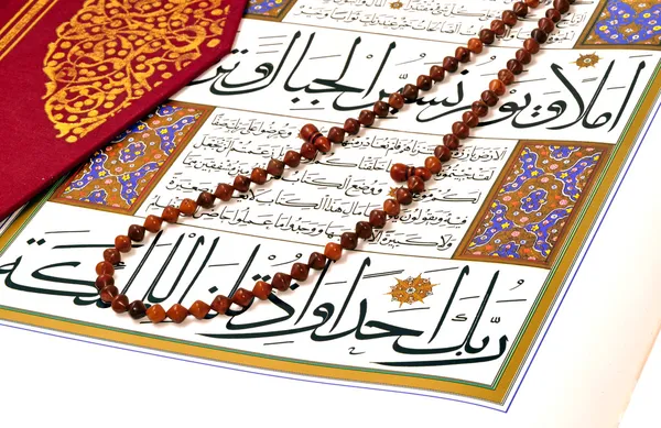 Muslim rosary beads on the Holy Quran — Stock Photo, Image