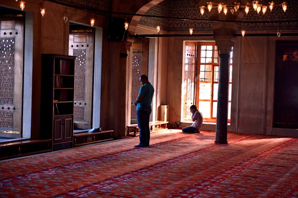 Mezquita azul ritual de adoración centrado en la oración, Estambul, Turquía — Foto de Stock