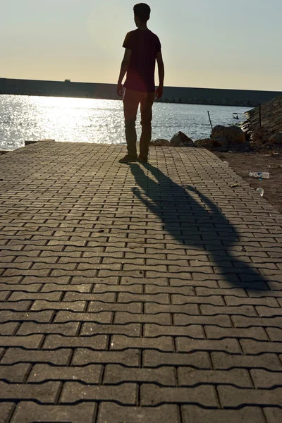 젊은 해변, 우울증, 휴일에 혼자 서 있는, — 스톡 사진