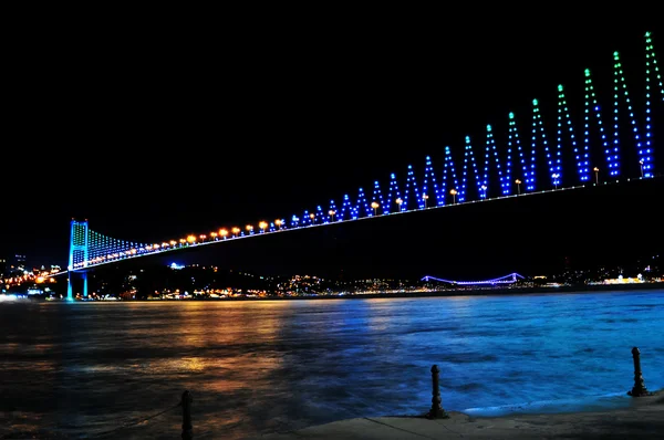 Ночь золотые ворота мост и огни istanbul, Турция — стоковое фото