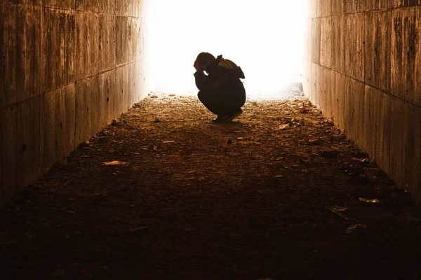 Renúncia sentado no túnel em tristeza — Fotografia de Stock