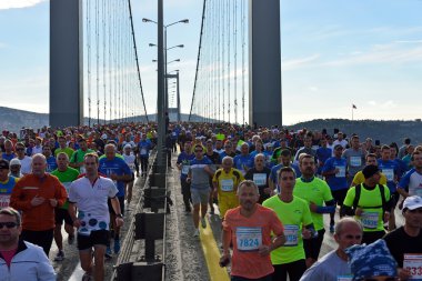 insanlar istanbul'da maraton yarışı