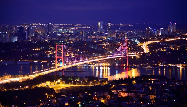 Мост Золотые ворота восхода солнца и огни Истанбула, Турция — стоковое фото