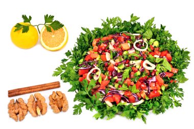 Türk salata üzerine beyaz izole