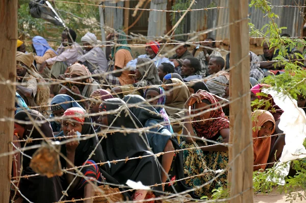 Mulheres africanas desesperadamente esperando por ajuda — Fotografia de Stock