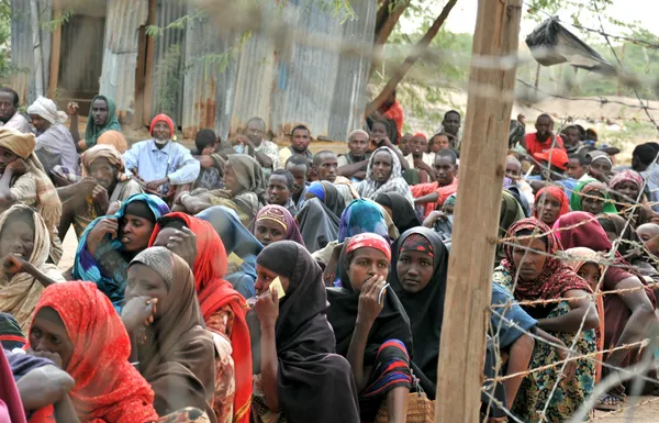 Afrykańskich kobiet pilnie czekam na pomoc — Zdjęcie stockowe