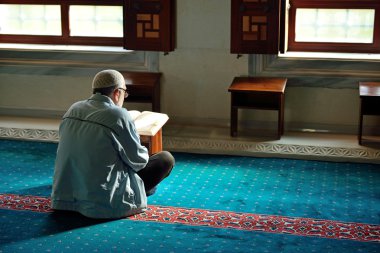 Müslümanları camide yalnız Kur'ân okumak