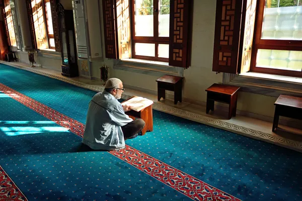 Müslümanları camide yalnız Kur'ân okumak