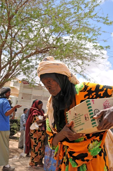 Med hjälp afrikaner efter gumman återvänder hem — Stockfoto