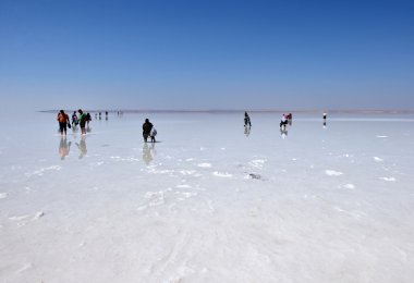 Türkiye'de dondurulmuş tuz üzerinde yürüyen insanlar
